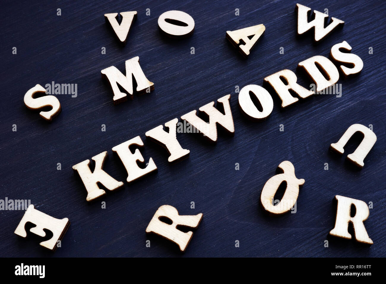 Le parole chiave e le lettere di legno. Concetto di SEO. Foto Stock