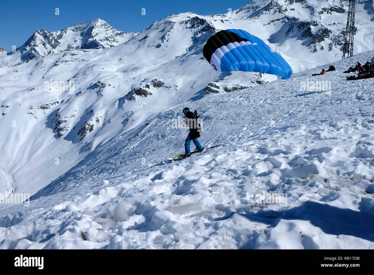 Parapendio lancia se stesso al di fuori del lato superiore della Roche de Mio, La Plagne. Foto Stock