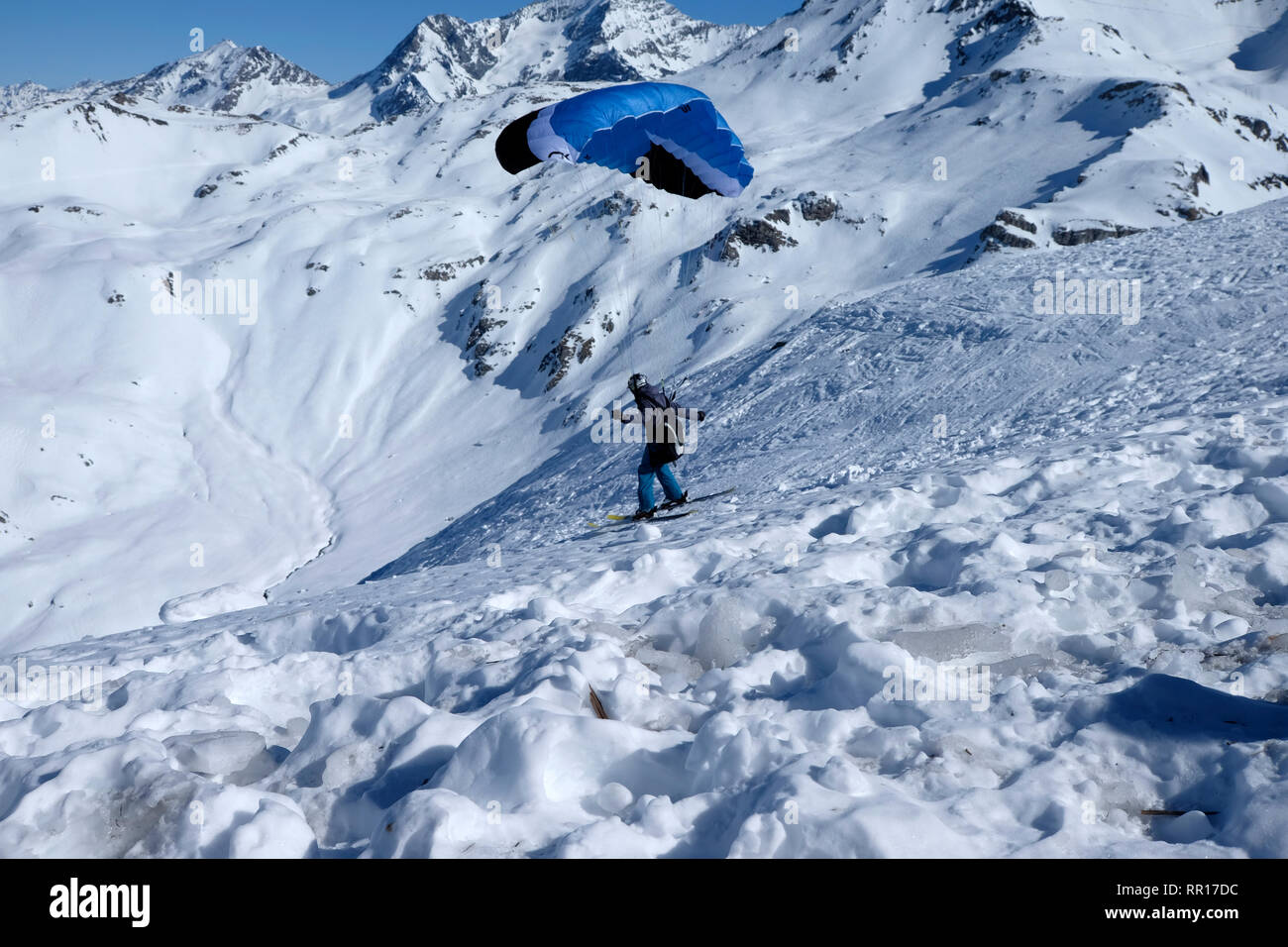Parapendio lancia se stesso al di fuori del lato superiore della Roche de Mio, La Plagne. Foto Stock