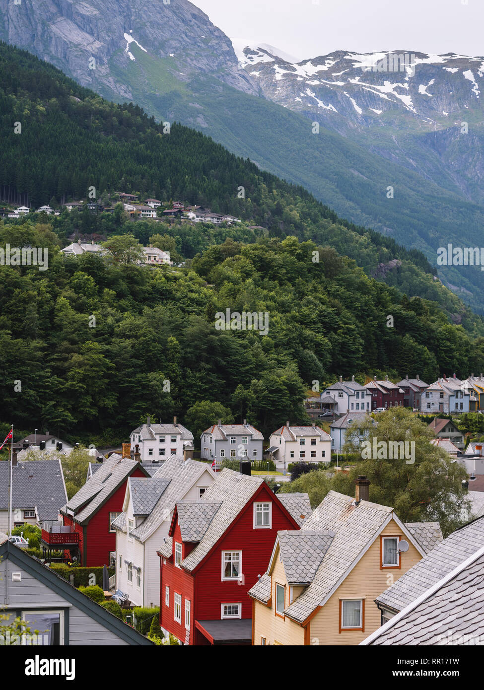 Tipico e tradizionale architettura scandinava. Norvegese villaggio di montagna in estate. Odda, Norvegia Foto Stock