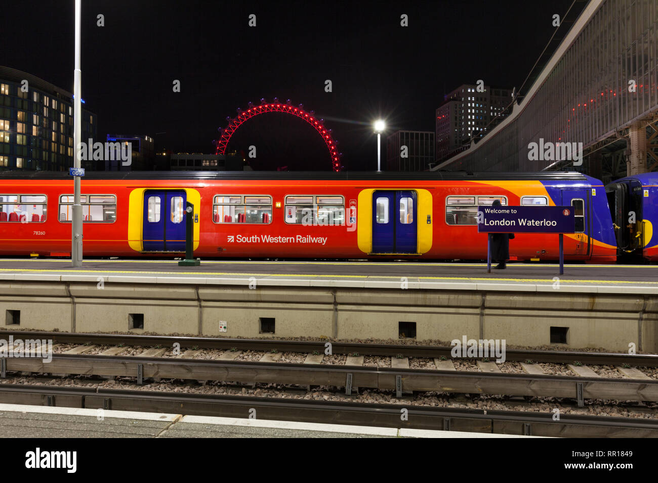 A South Western Railway classe 456 con il treno alla Stazione Waterloo di Londra con il London eye dietro Foto Stock