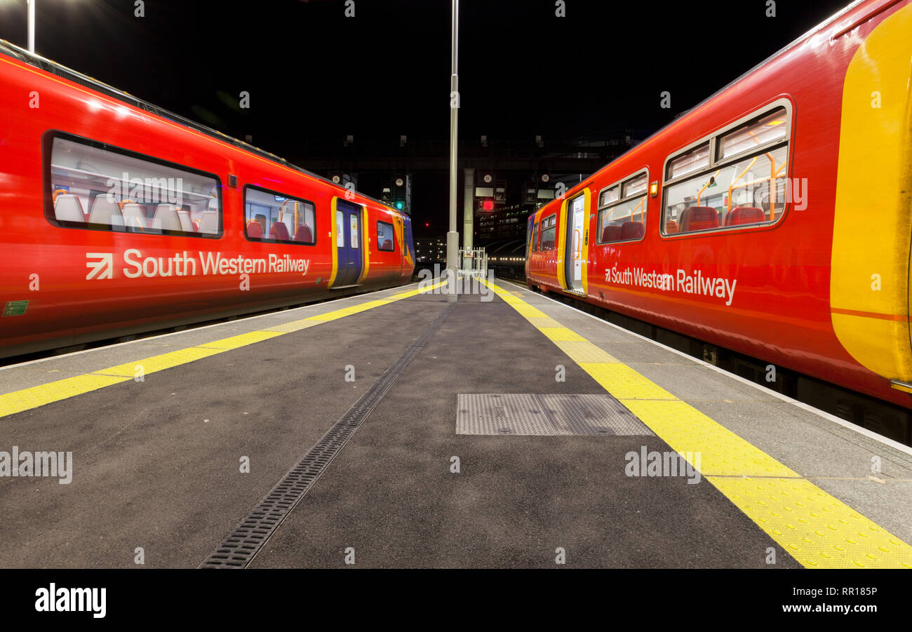 South Western convogli ferroviari in attesa della partenza dalla Stazione Waterloo di Londra che mostra il sud occidentale del logo delle ferrovie Foto Stock
