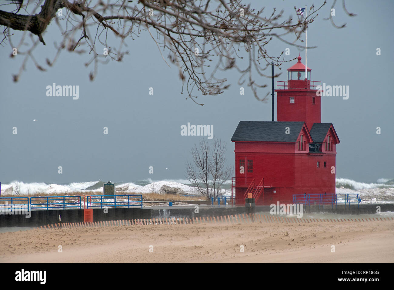 Faro rosso sul lago Michigan in tempesta di vento con onde Foto Stock