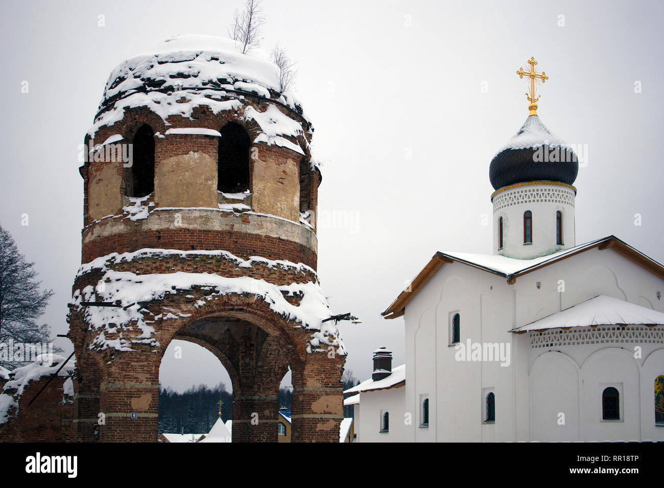 Rovine dell antica cattedrale dell Assunzione e la chiesa ortodossa di pietra bianca dietro Foto Stock