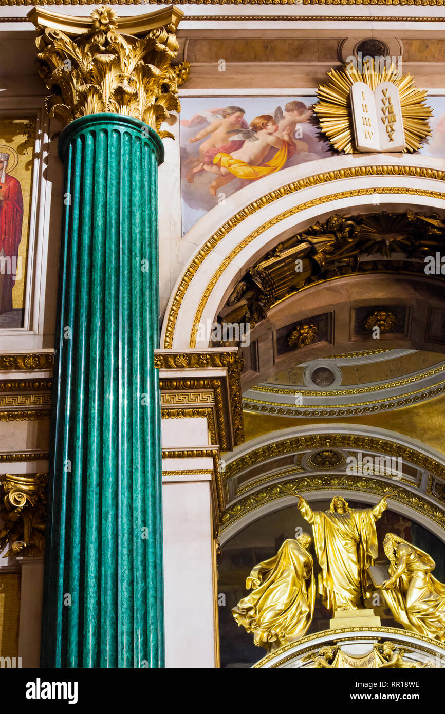 Frammento di ricche decorazioni interne di antiche di San Isacco cattedrale ortodossa, la malachite colonna in russo stile mosaico Foto Stock