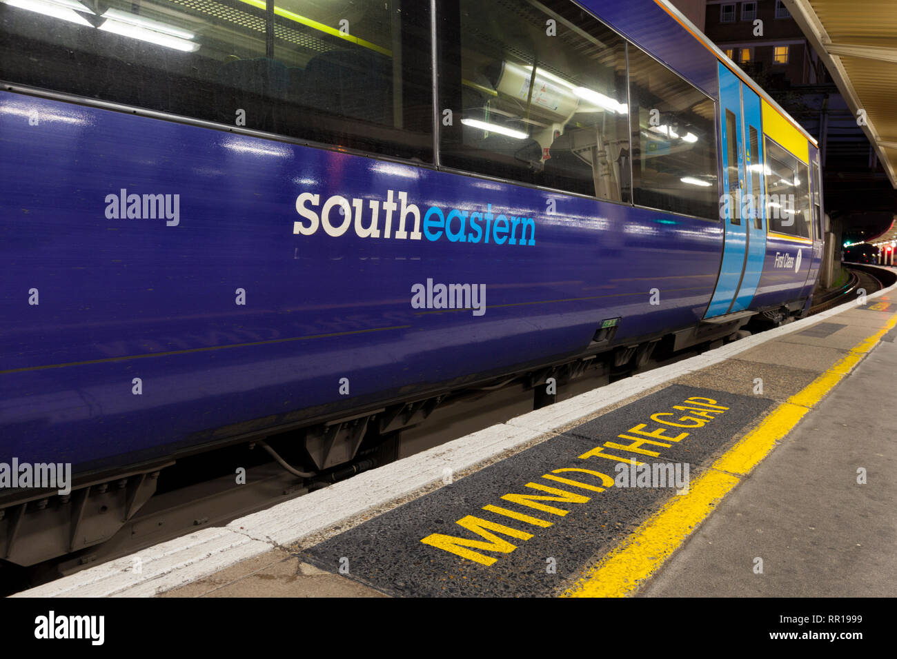 South Eastern Trains classe 377 con il treno alla stazione Victoria di Londra che mostra il logo del set Foto Stock