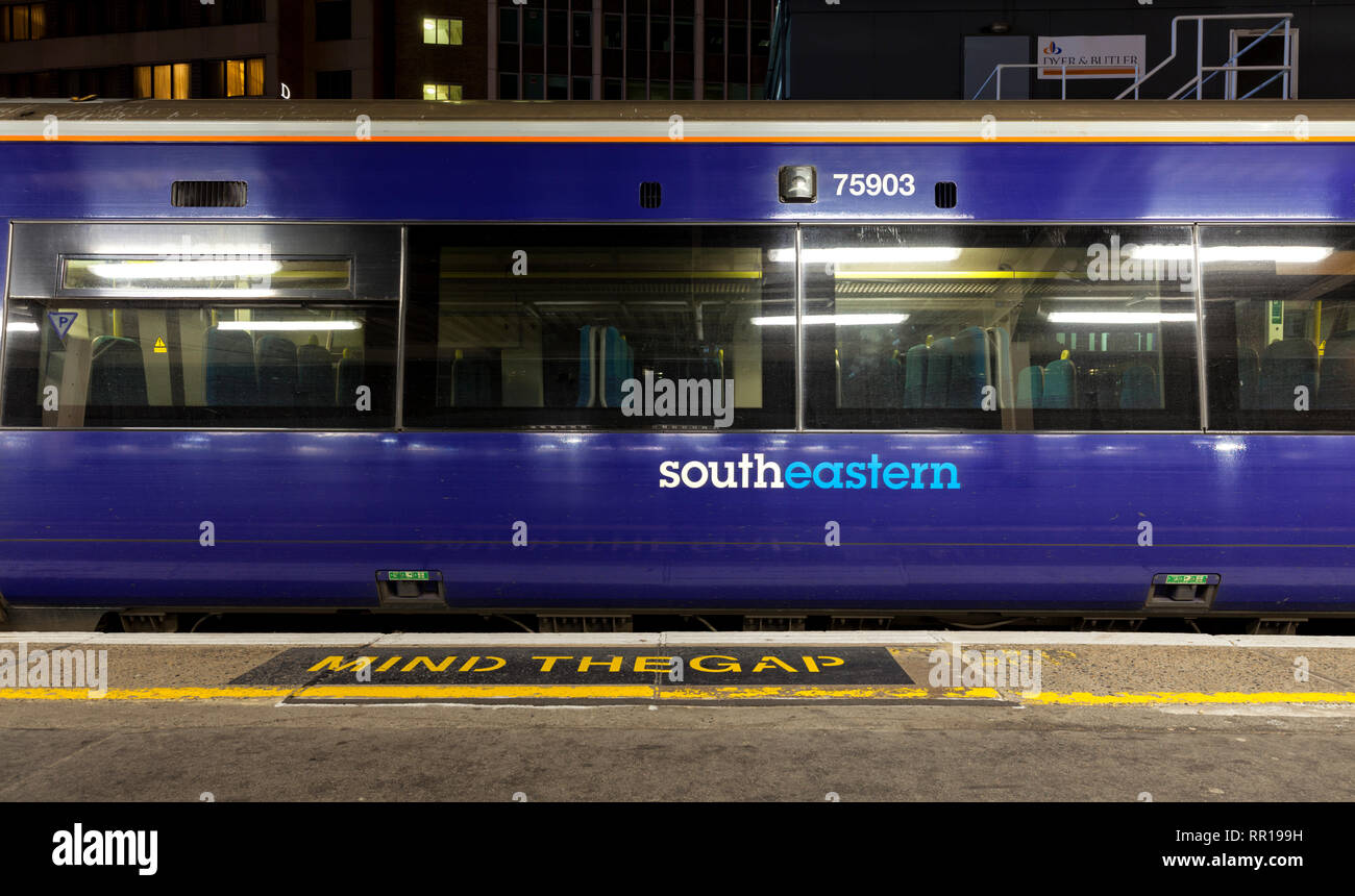 South Eastern Trains classe 377 con il treno alla stazione Victoria di Londra che mostra il logo del set Foto Stock