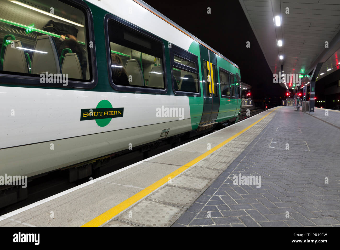 Un GTR classe meridionale 377 treno a London Bridge che mostra la rampa meridionale logo Foto Stock