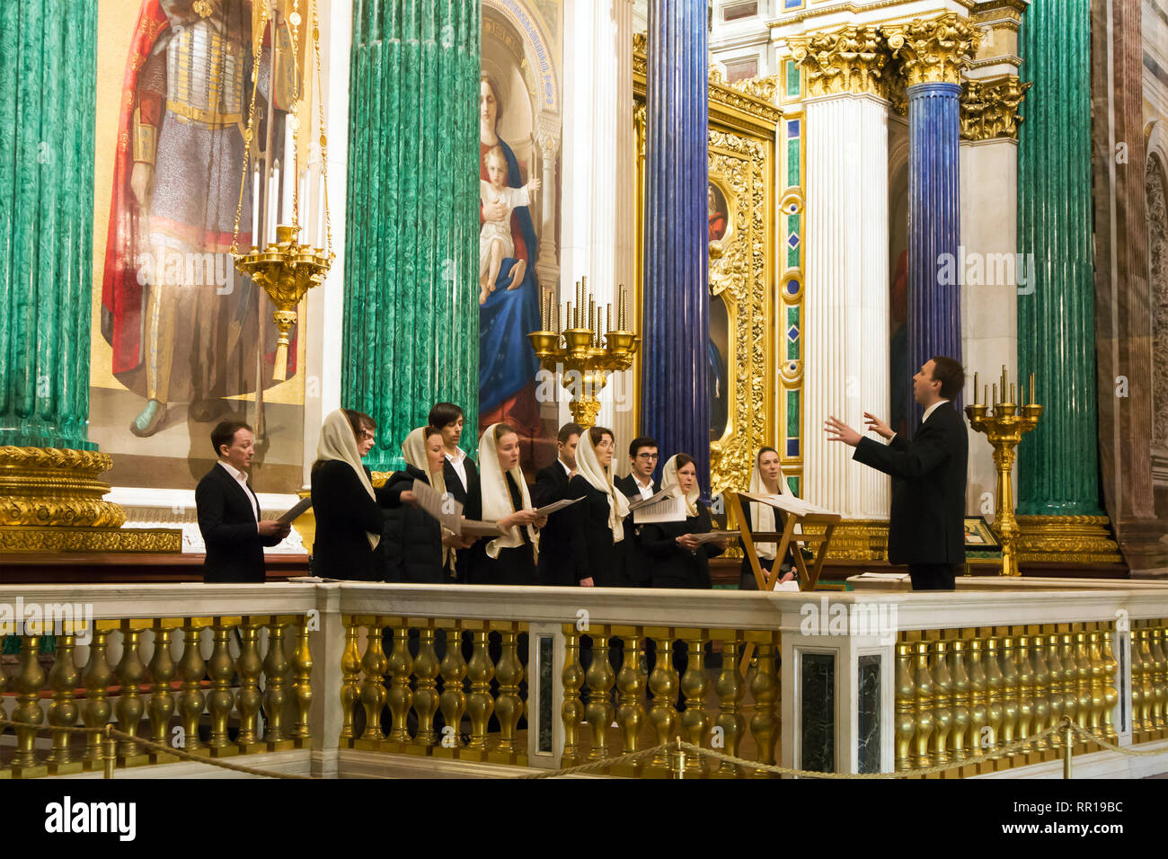 Coro della chiesa con il conduttore che cantano durante il servizio in chiesa di San Isacco cattedrale ortodossa Foto Stock