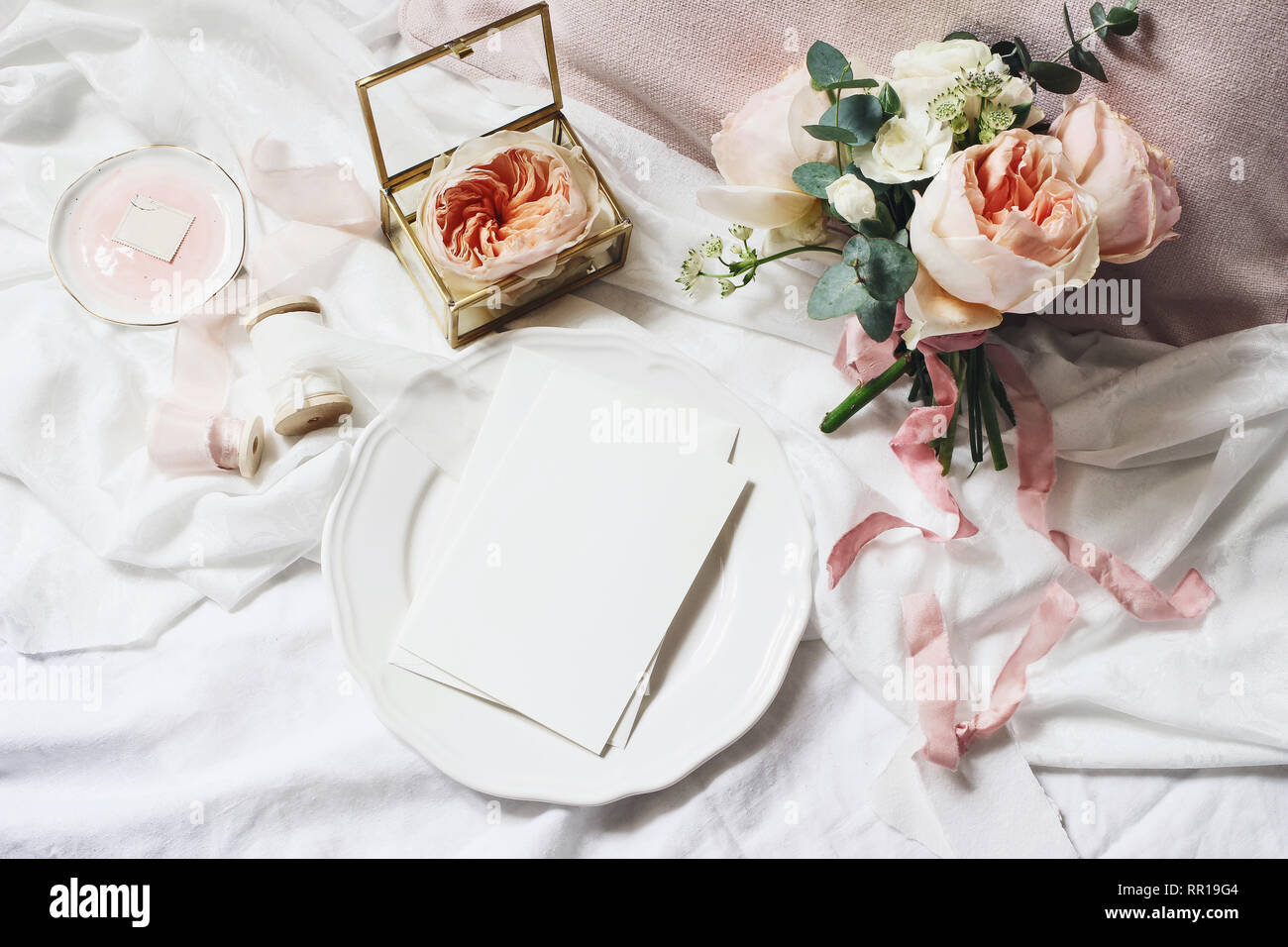 Camera da letto Vintage ancora vita scena. Matrimoni, compleanni bouquet di rosa rose inglesi, ranuncoli fiori e eucalipto. Biglietto di auguri mockup su piastra Foto Stock