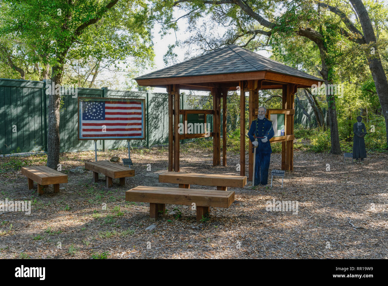 Hilton Head Island, SC - 12 Aprile 2018: questo pavillion e panche sono situati nei pressi dell'ingresso a Fort Howell. Indicazioni interpretative nonché di metallo Foto Stock