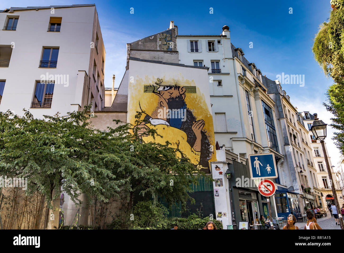 Tintin e il Capitano Haddock kissing street art su una parete Rue des Petits Carreaux a Parigi, Francia Foto Stock
