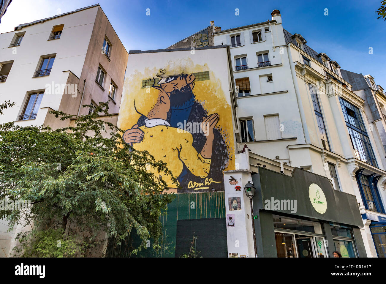 Tintin e il Capitano Haddock kissing street art su una parete Rue des Petits Carreaux a Parigi, Francia Foto Stock