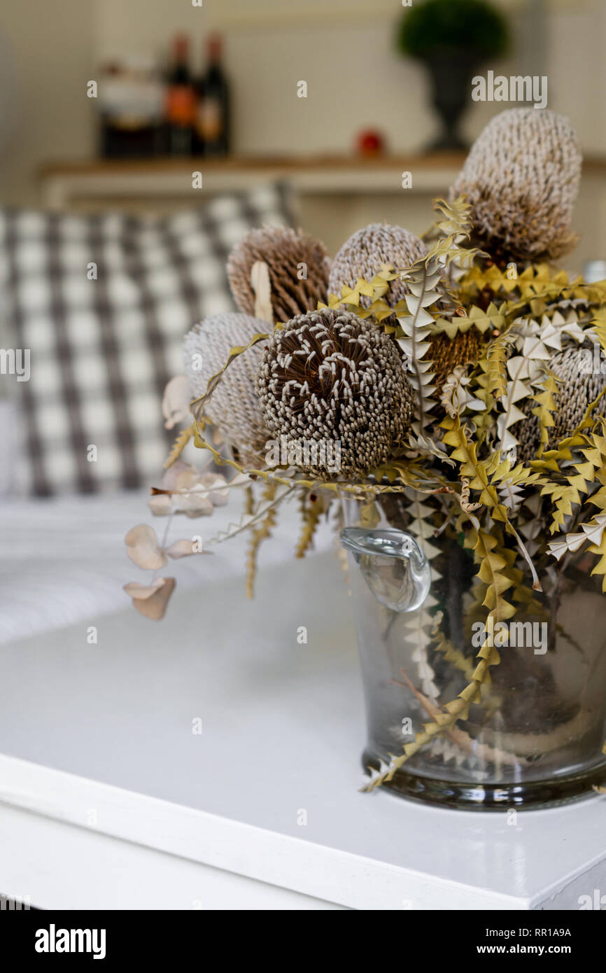 Essiccato sistemazione floreale con banksia fiori Foto Stock