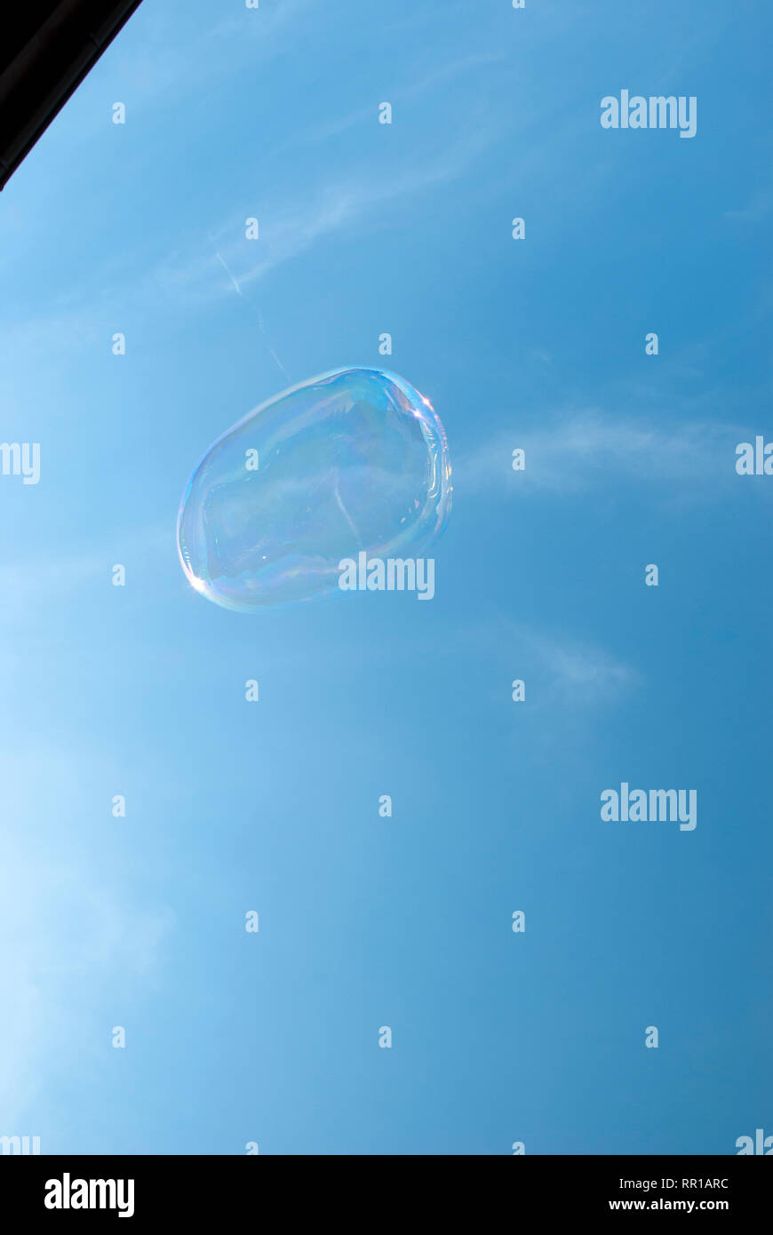 Grande bolla di sapone nel cielo, estate Foto Stock