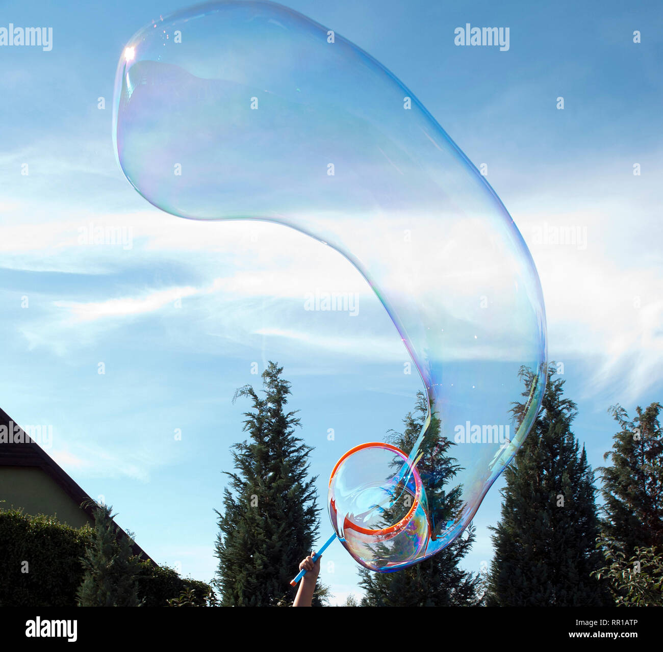 Lunga bolla di sapone nel cielo, estate Foto Stock