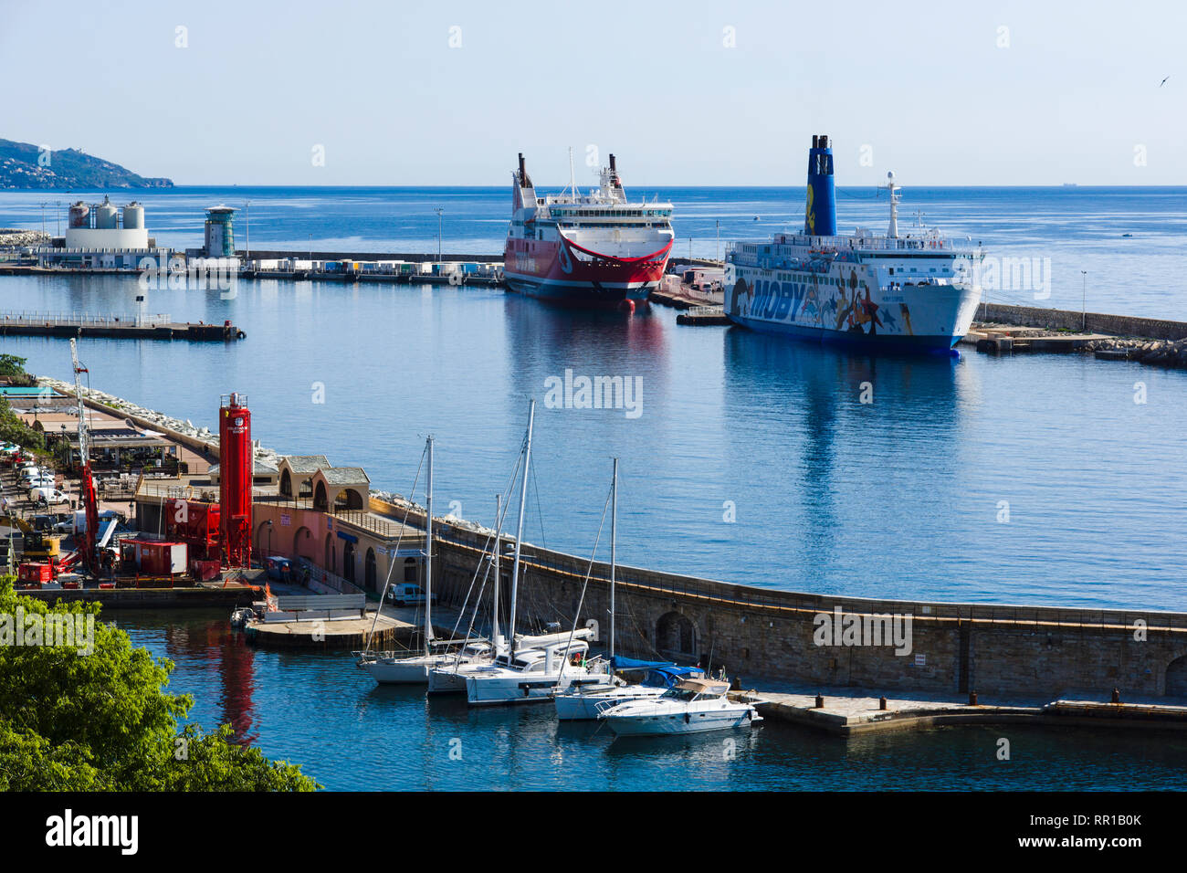 Linea Corsica e Moby traghetti nel porto di Bastia, Corsica, Francia Foto Stock
