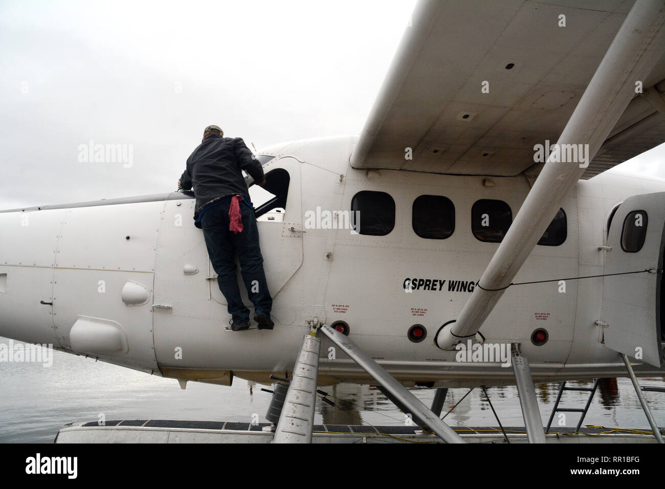 Un galleggiante piano manutenzione pilota il suo piano su un dock a un lago vicino alla città di Stanley Missione, nella parte settentrionale di Saskatchewan, Canada. Foto Stock
