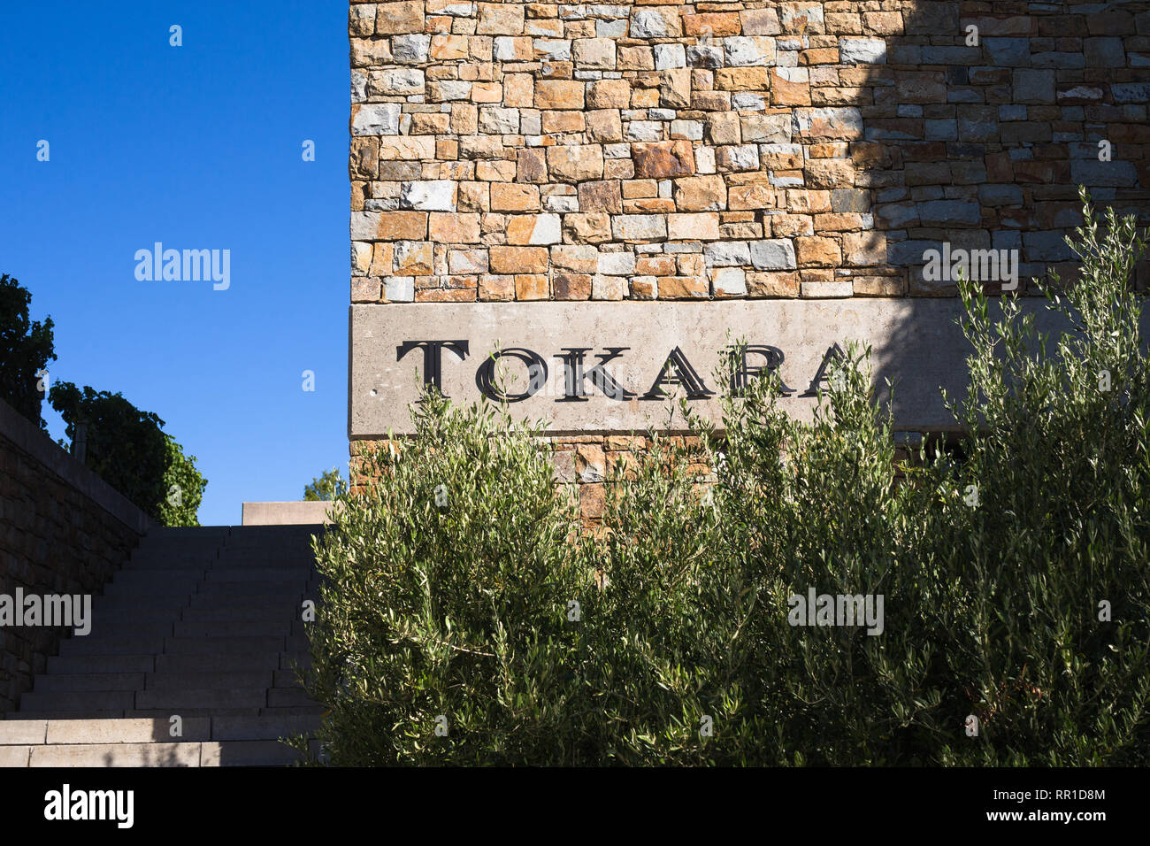 Tokara cantina di vino o station wagon nome metallico sul rivestimento in pietra di un edificio in corrispondenza dell'ingresso nel Cape Winelands, Sud Africa Foto Stock