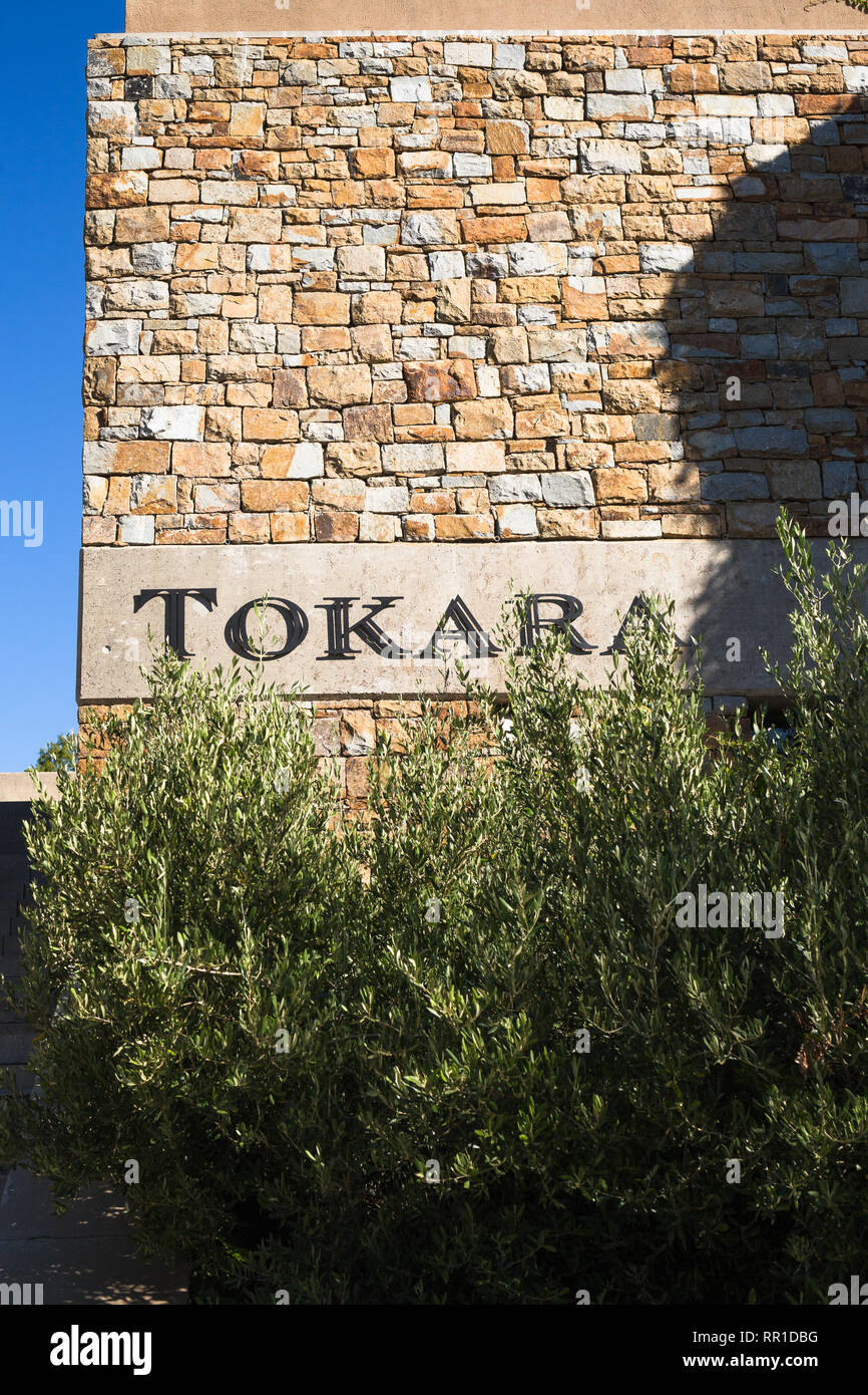Tokara cantina di vino o station wagon nome metallico sul rivestimento in pietra di un edificio in corrispondenza dell'ingresso nel Cape Winelands, Sud Africa Foto Stock