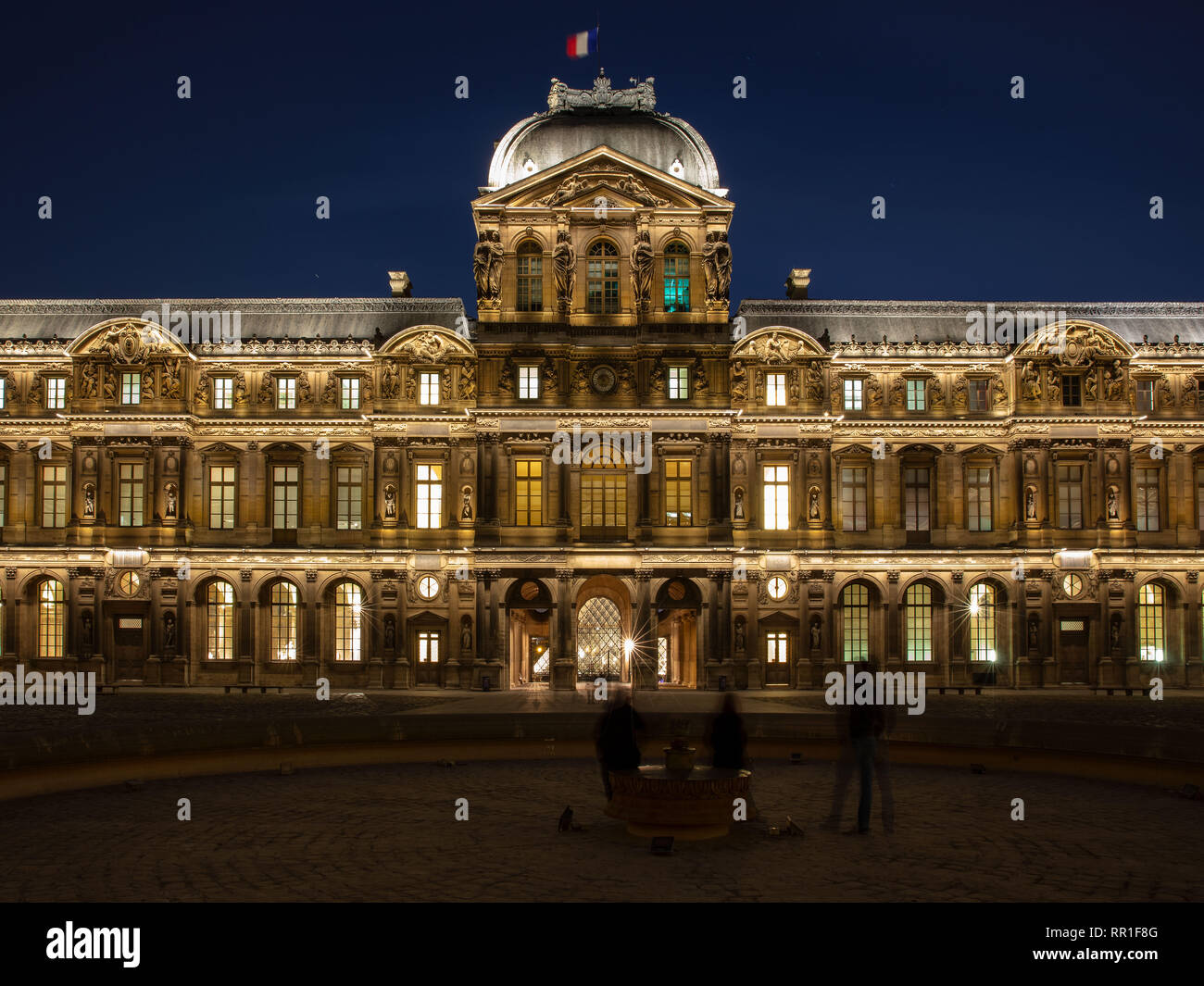 Guardare la gente da Cour Carree guardando verso il celeberrimo Palazzo del Louvre di Parigi, Francia. Foto Stock