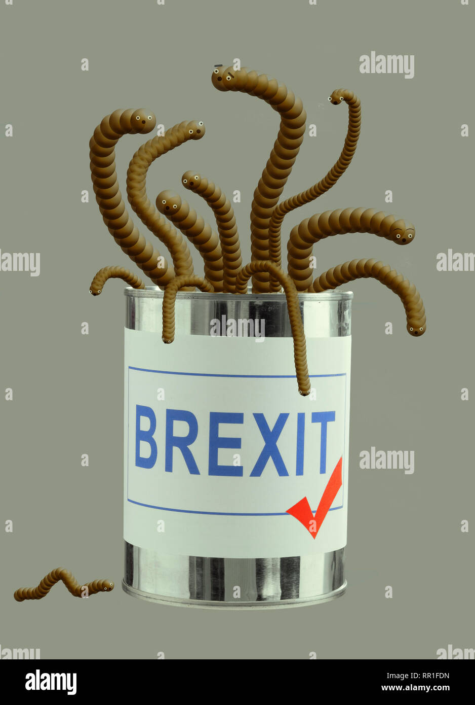 Brexit può di worms. Concetto, metafora UK UE politica. Carino critters. Foto Stock