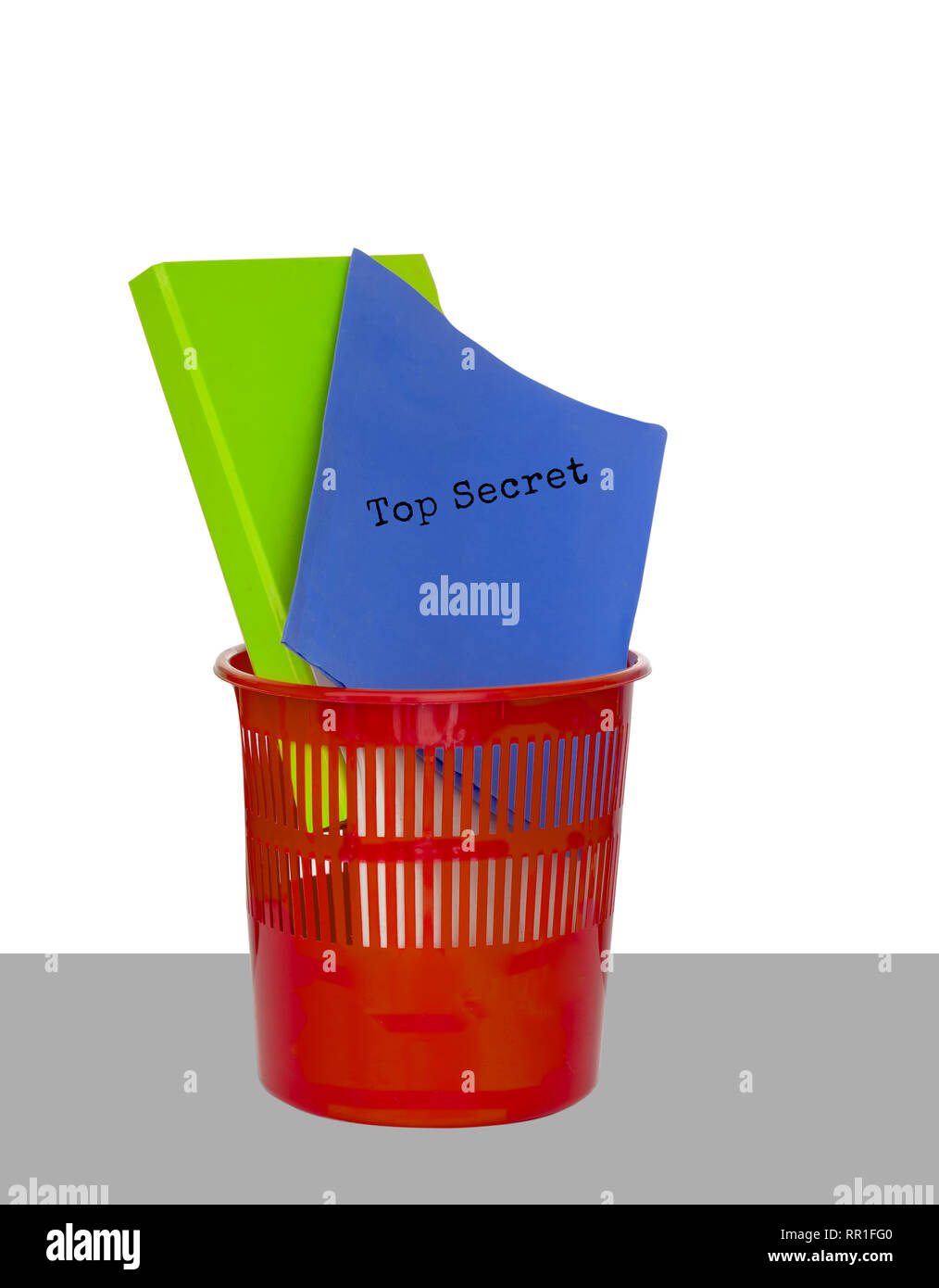 Documenti segreti aziendali e i file nel cestino della spazzatura. Sfondo bianco. Foto Stock