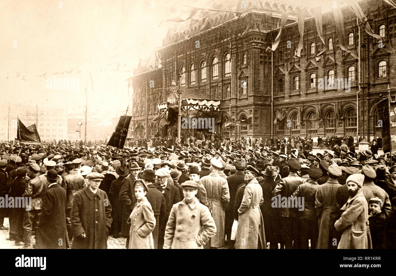 Rivoluzione Bolscevica. La raccolta dei bolscevichi di fronte alla città Duma a Mosca per sentire l'indirizzo politico di co-rivoluzionario - ca. 1918 - prima di febbraio 6, 1919 Foto Stock