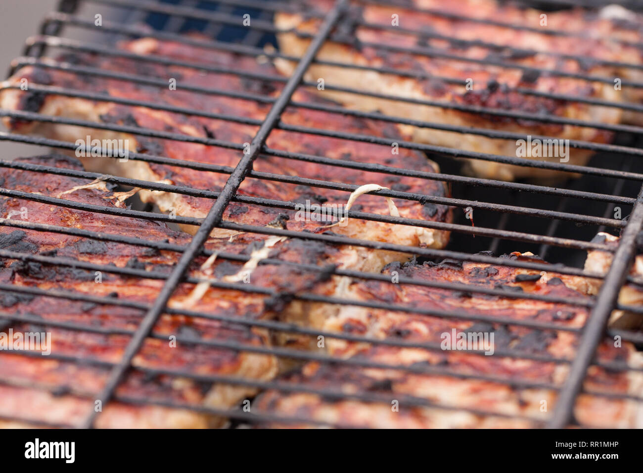 Grigliare gli spiedini o spiedini su barbecue grill. Messa a fuoco selettiva Foto Stock