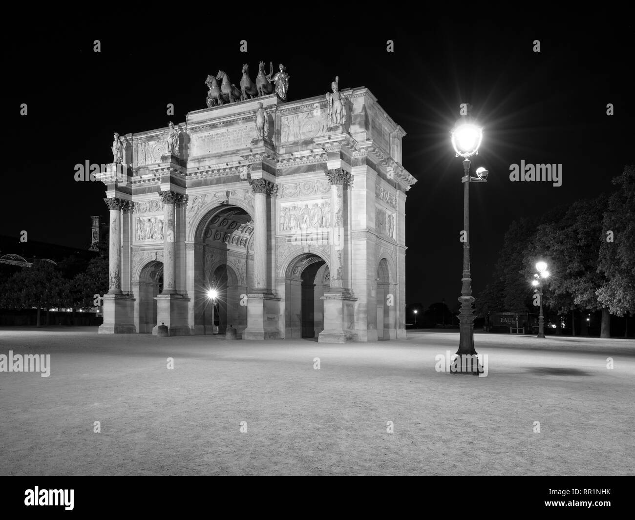 Il late night shot della stupefacente Arc de triomphe du Carrousel è un arco trionfale a Parigi. Foto Stock