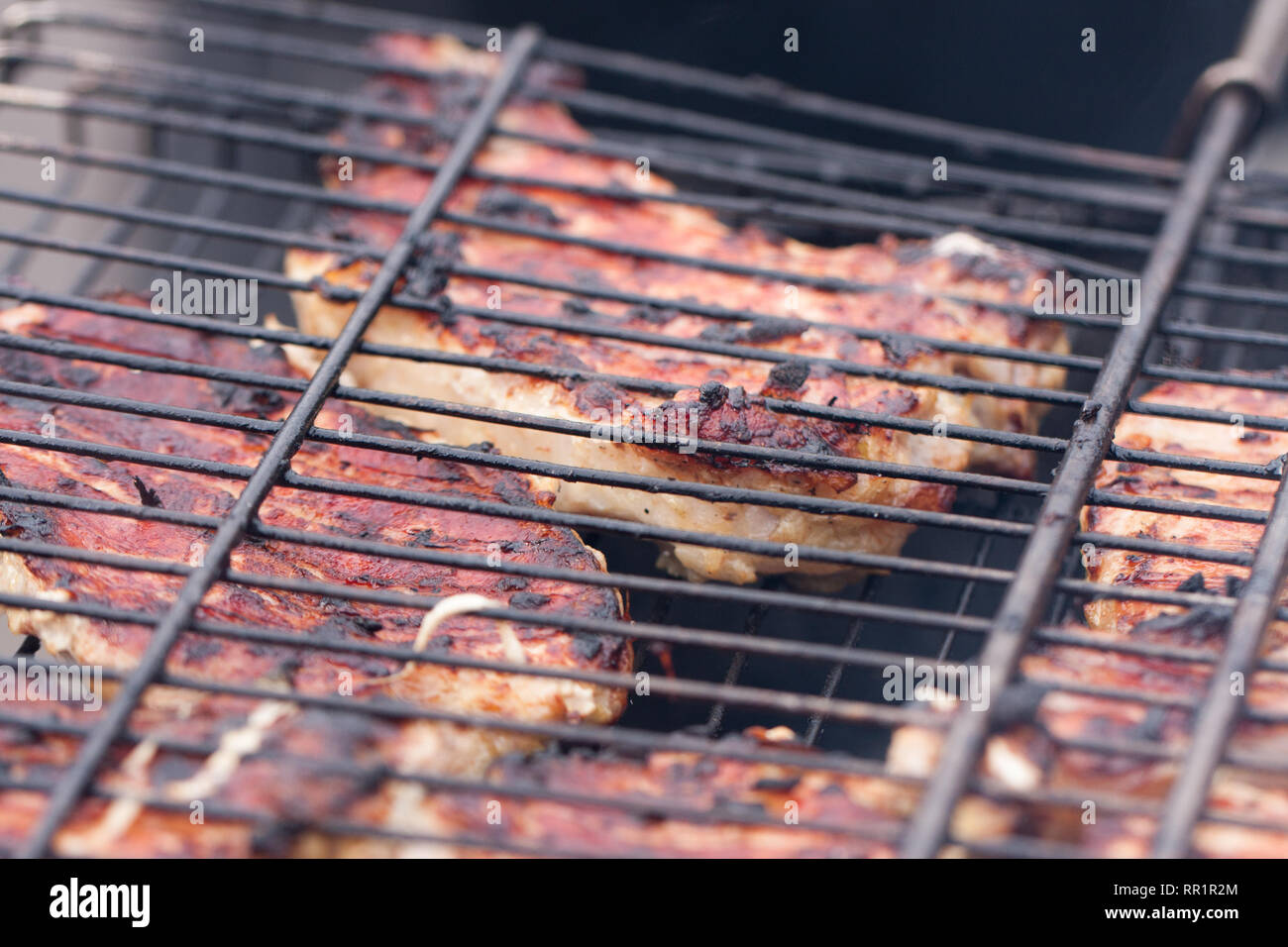 Grigliare gli spiedini o spiedini su barbecue grill. Messa a fuoco selettiva Foto Stock