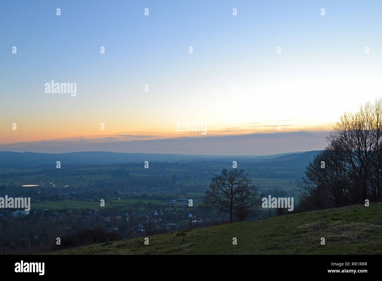 Visualizzare dopo il tramonto guardando ad ovest verso Otford e Brasted da Fackenden giù nel North Downs vicino a Sevenoaks e Shoreham, Kent. Febbraio. Inverno Foto Stock