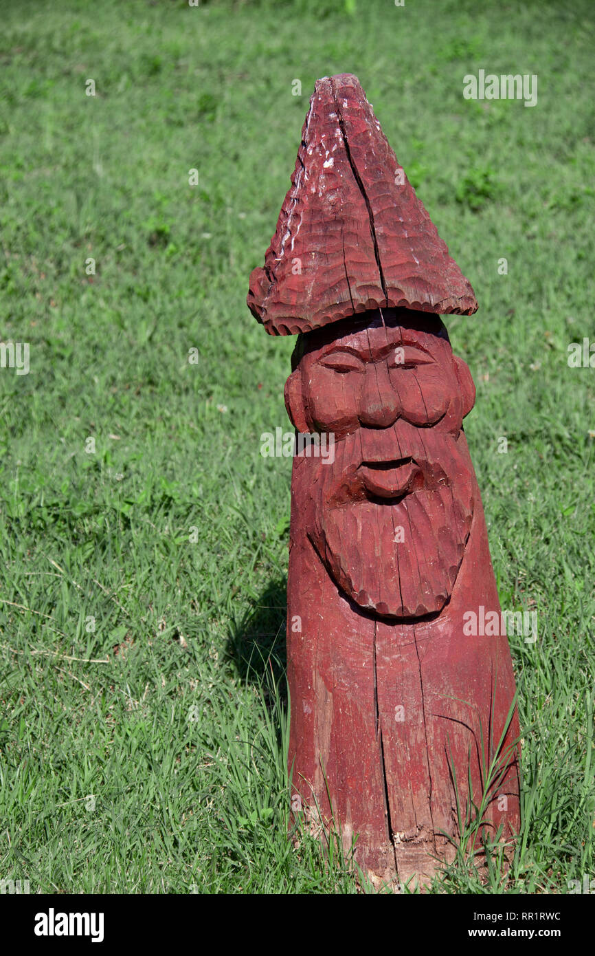 Statua in legno a forma di uomo nel parco Foto Stock