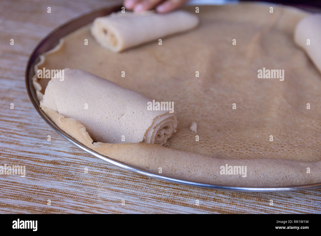 Ristoranti africani. Injera è una pasta madre flatbread realizzato da teff farina. È il piatto nazionale di Etiopia, Eritrea, Somalia e Gibuti Foto Stock