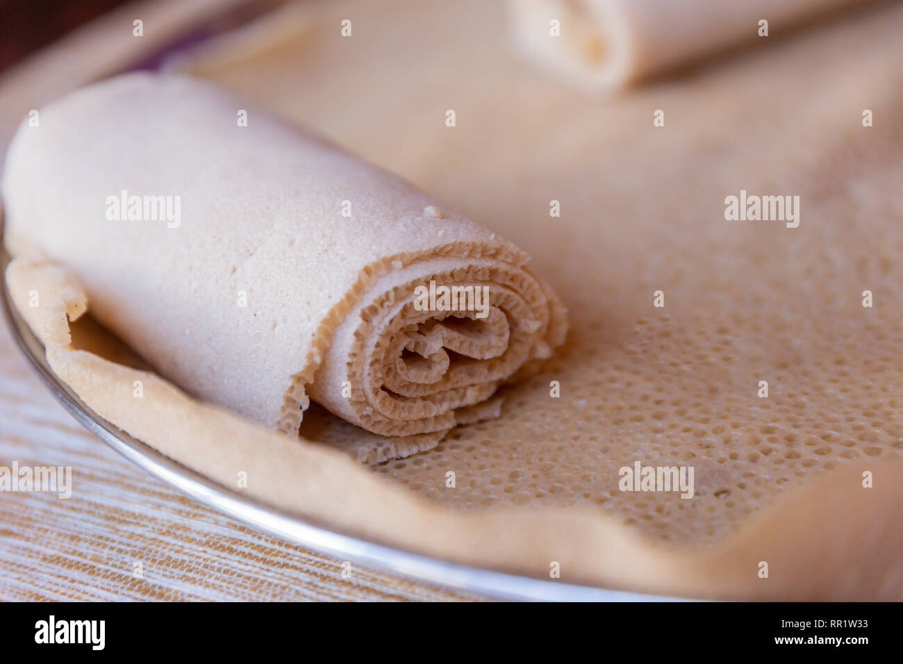 Ristoranti africani. Injera è una pasta madre flatbread realizzato da teff farina. È il piatto nazionale di Etiopia, Eritrea, Somalia e Gibuti Foto Stock