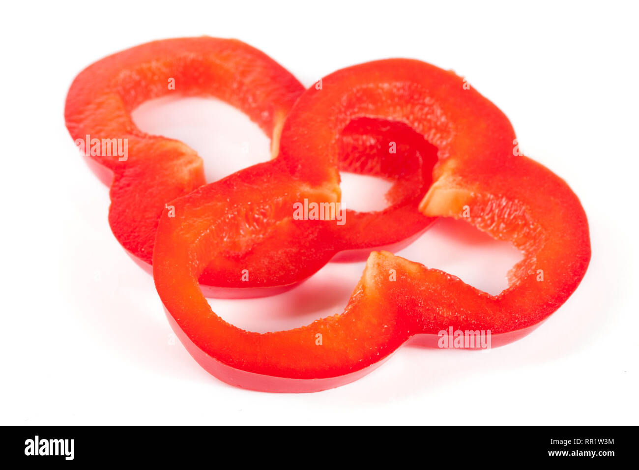 Rosso peperone dolce fette isolati su sfondo bianco intaglio Foto Stock