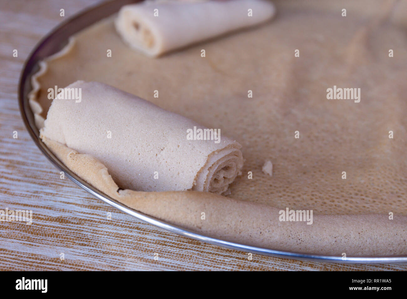Ristoranti africani. Injera è una pasta madre flatbread realizzato da teff farina. È il piatto nazionale di Etiopia, Eritrea, Somalia e Gibuti Foto Stock