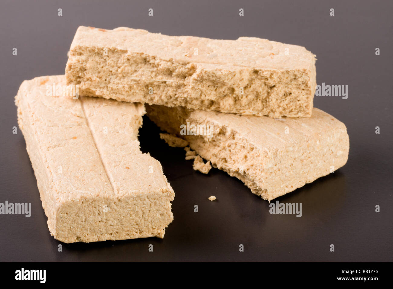 Peanut halva su sfondo scuro closeup Foto Stock