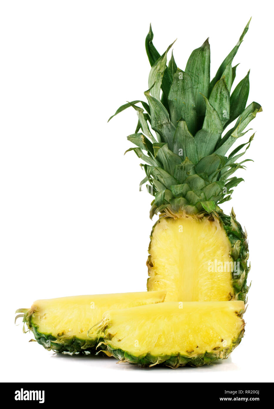 Ananas tagliato isolato su uno sfondo bianco Foto Stock