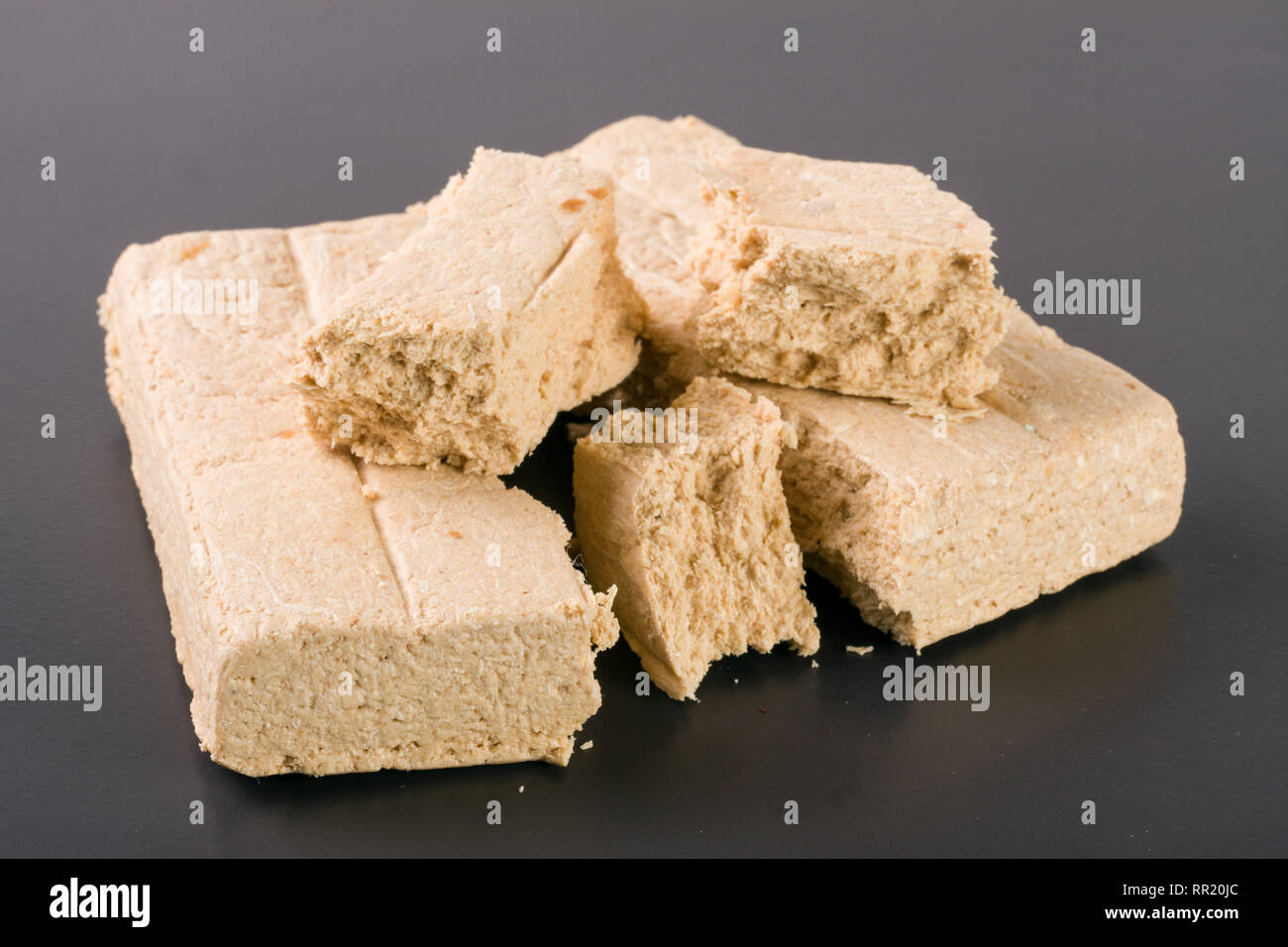 Peanut halva su sfondo scuro closeup Foto Stock