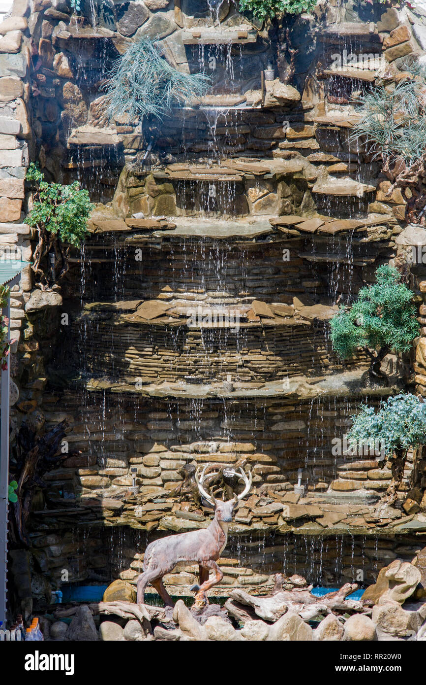 Una fontana decorativa cascata di pietra Foto Stock