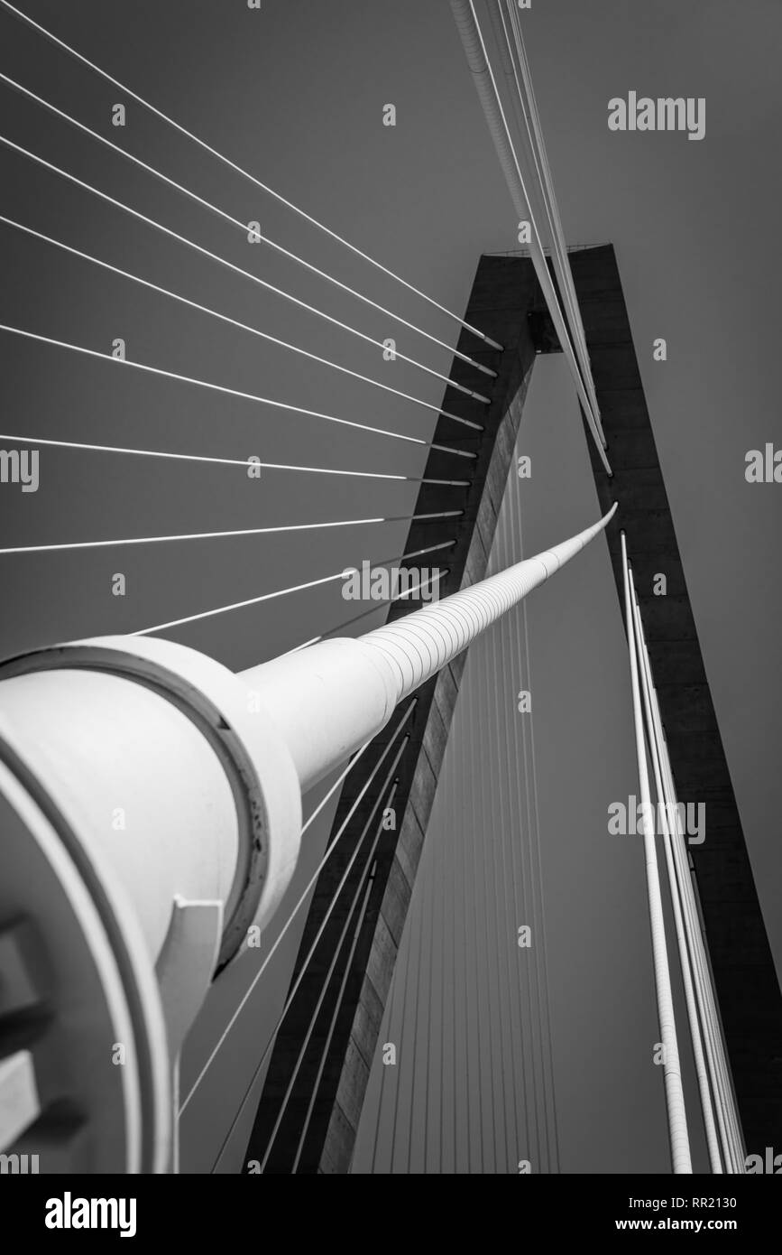Bianco e nero closeup foto di Arthur Ravenel Bridge in Charleston, Carolina del Sud Foto Stock