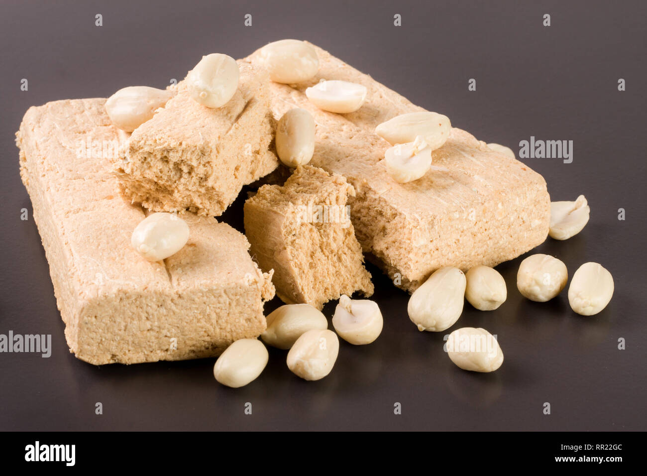 Peanut halva su sfondo scuro closeup Foto Stock