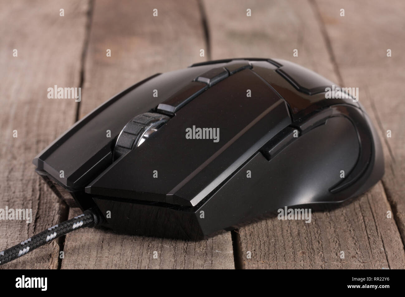 Calcolatore nero mouse sul vecchio Sfondo legno close-up Foto Stock
