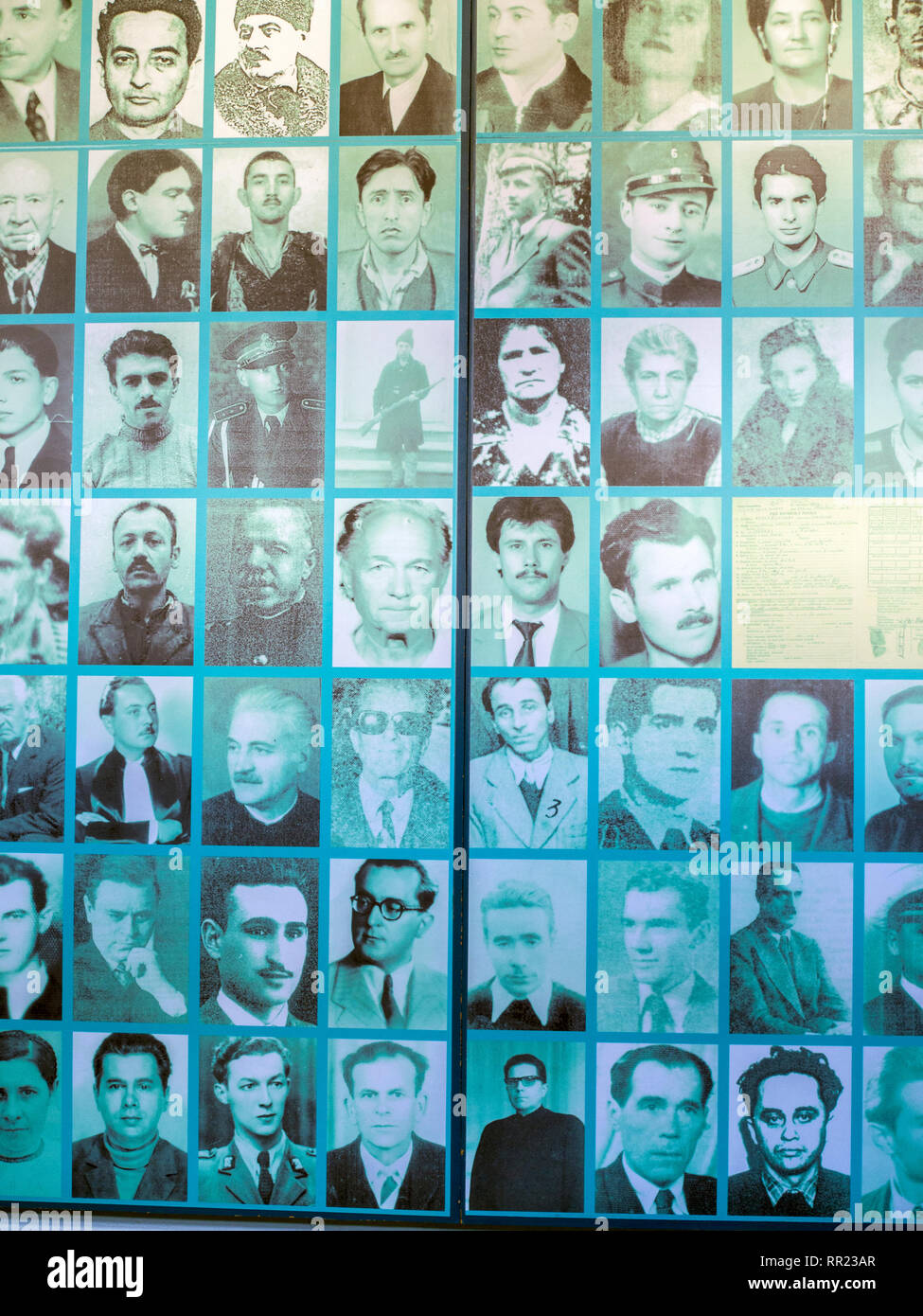 Ritratti di vittime all'interno il memoriale delle vittime del comunismo e della resistenza, situato in un ex carcere utilizzato dal regime comunista a Foto Stock