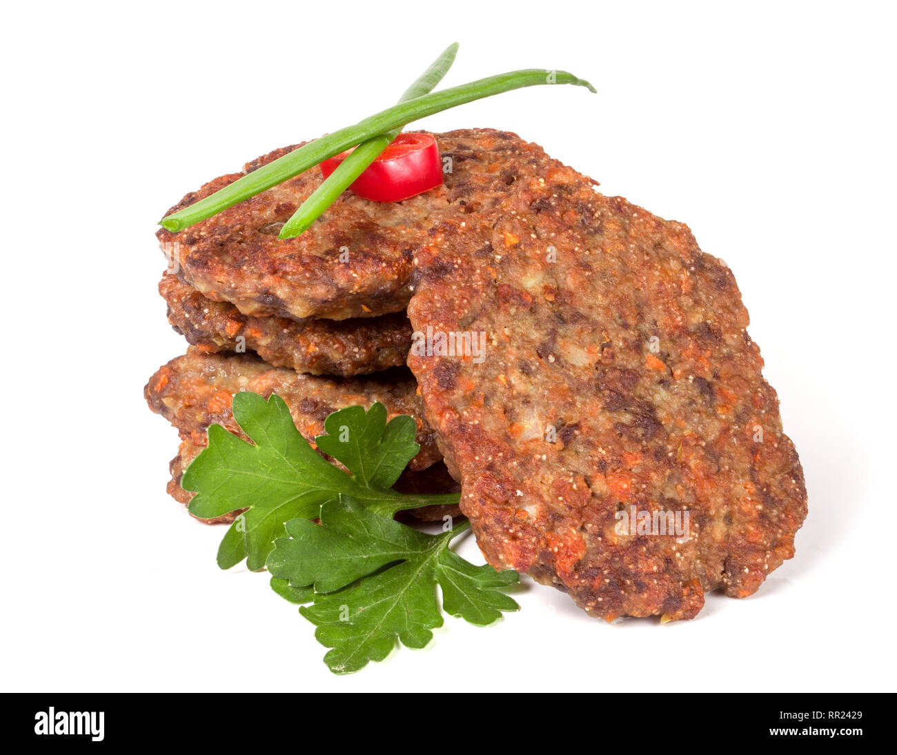 Frittelle di fegato o bistecche con prezzemolo e le cipolle verdi isolati su sfondo bianco Foto Stock