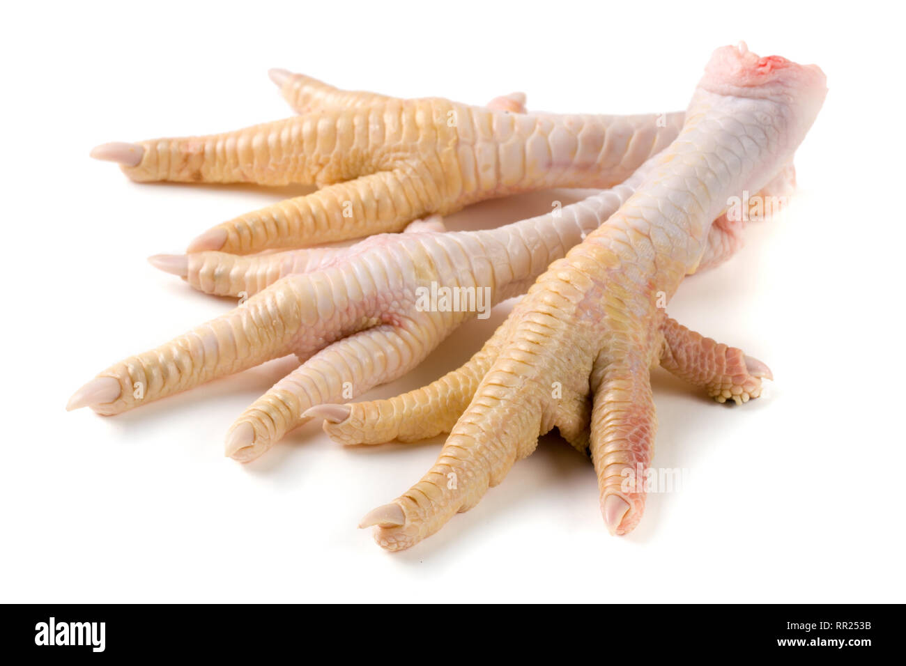 Tre piedi di pollo isolati su sfondo bianco Foto Stock