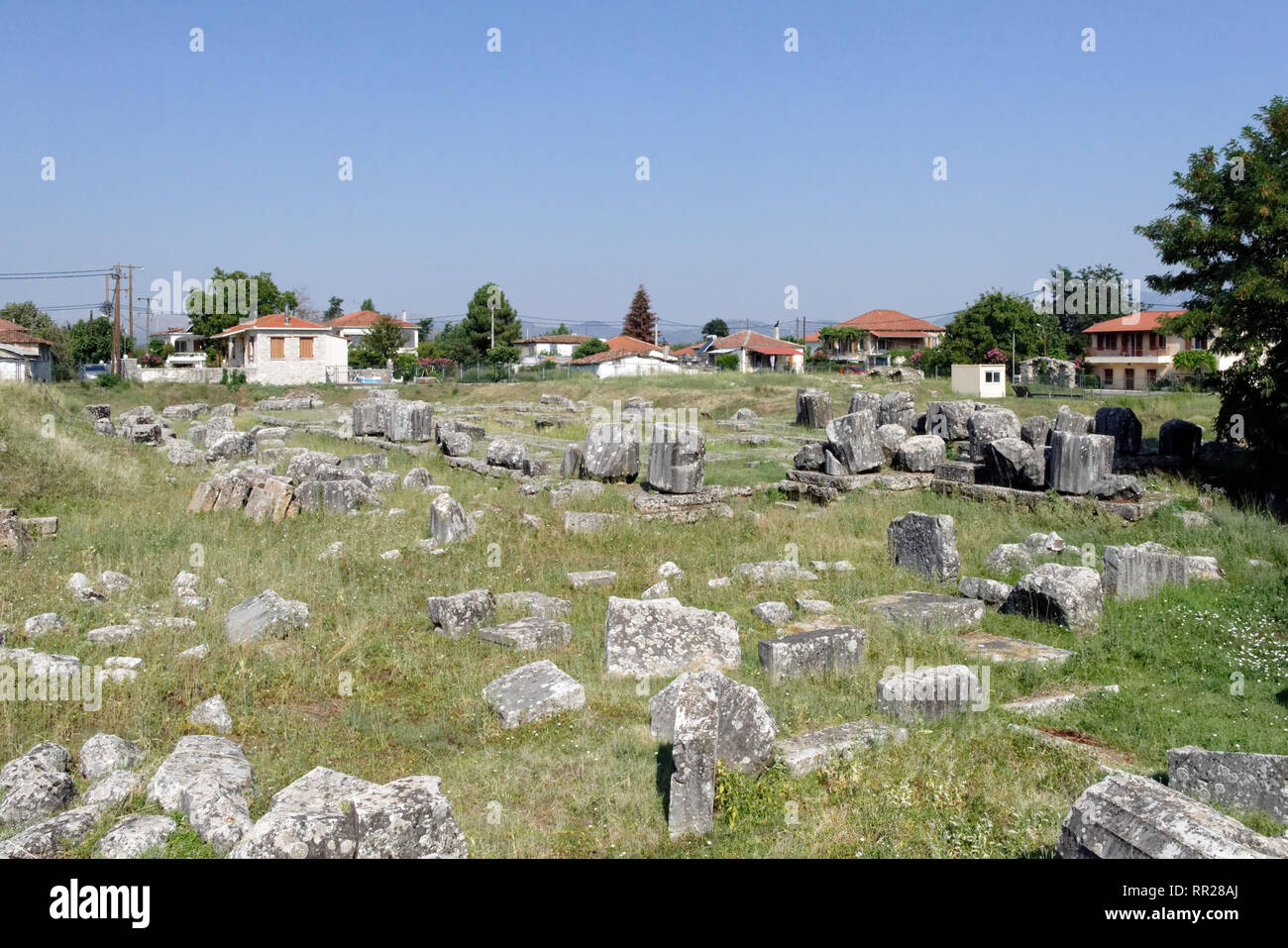Le rovine del IV secolo A.C. tempio di Athena Alea, Tegea, Peloponneso e Grecia. Situato nelle antiche città arcadica di Tegea, il tutto di marmo perip Foto Stock