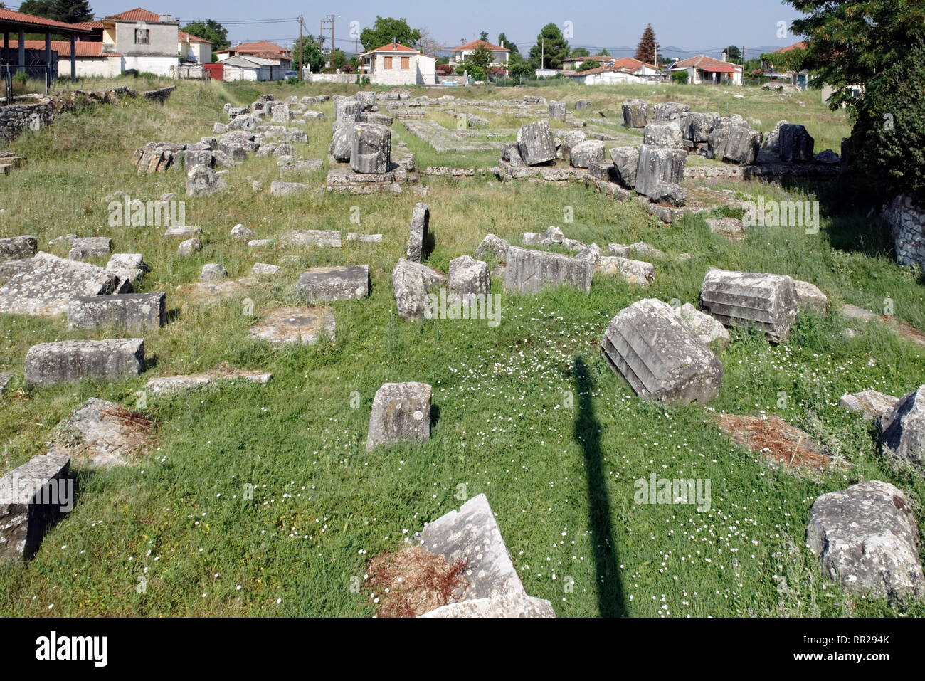 Le rovine del IV secolo A.C. tempio di Athena Alea, Tegea, Peloponneso e Grecia. Situato nelle antiche città arcadica di Tegea, il tutto di marmo perip Foto Stock Le rovine del IV secolo A.C. tempio di Athena Alea, Tegea, Peloponneso e Grecia. Situato nelle antiche città arcadica di Tegea, il tutto di marmo perip Foto Stock