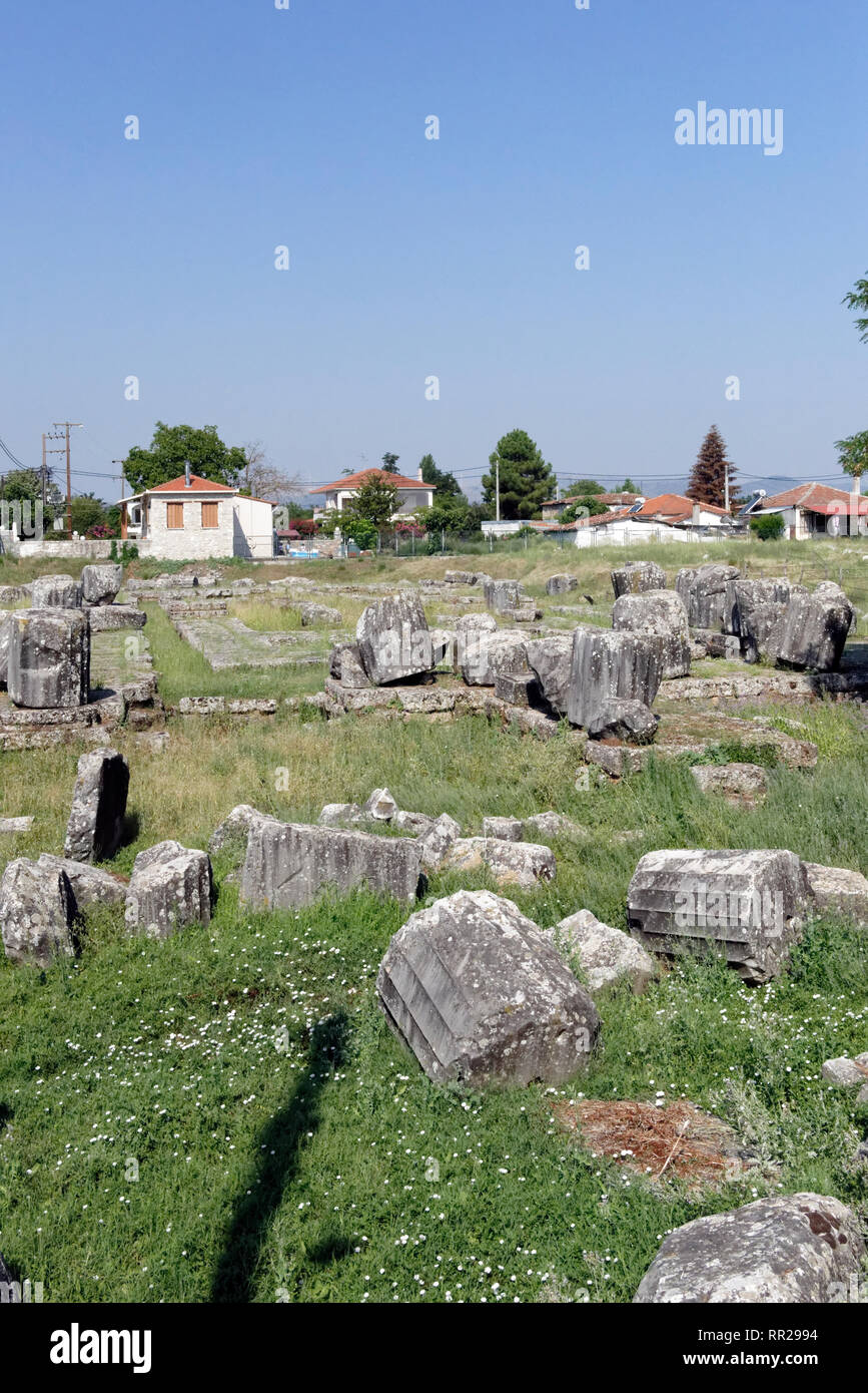 Le rovine del IV secolo A.C. tempio di Athena Alea, Tegea, Peloponneso e Grecia. Situato nelle antiche città arcadica di Tegea, il tutto di marmo perip Foto Stock Le rovine del IV secolo A.C. tempio di Athena Alea, Tegea, Peloponneso e Grecia. Situato nelle antiche città arcadica di Tegea, il tutto di marmo perip Foto Stock